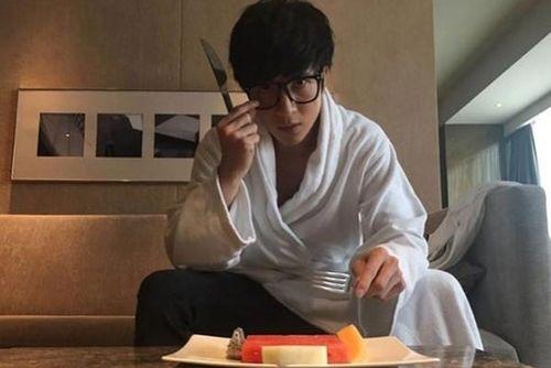薛之谦娱乐主播吃瓜,吃瓜现场笑料百出