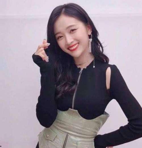 娱乐吃瓜女星看秀争座位,吃瓜女星看秀争座位背后的恩怨情仇